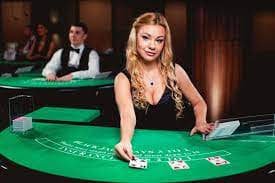Interface seluler muraijitu menampilkan tabel Three Card Poker dan metode pembayaran